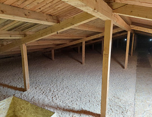 Zateplení stropu budovy základní školy pomocí foukané izolace